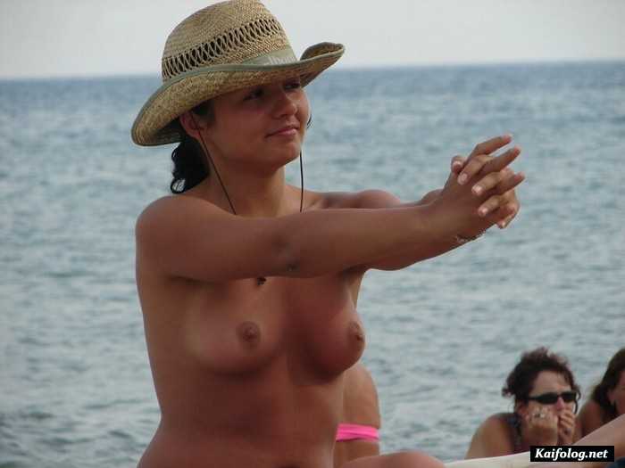 фото голой девушки на пляже
