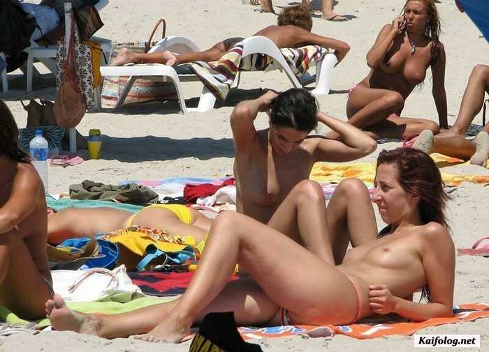 фото голой девушки на пляже