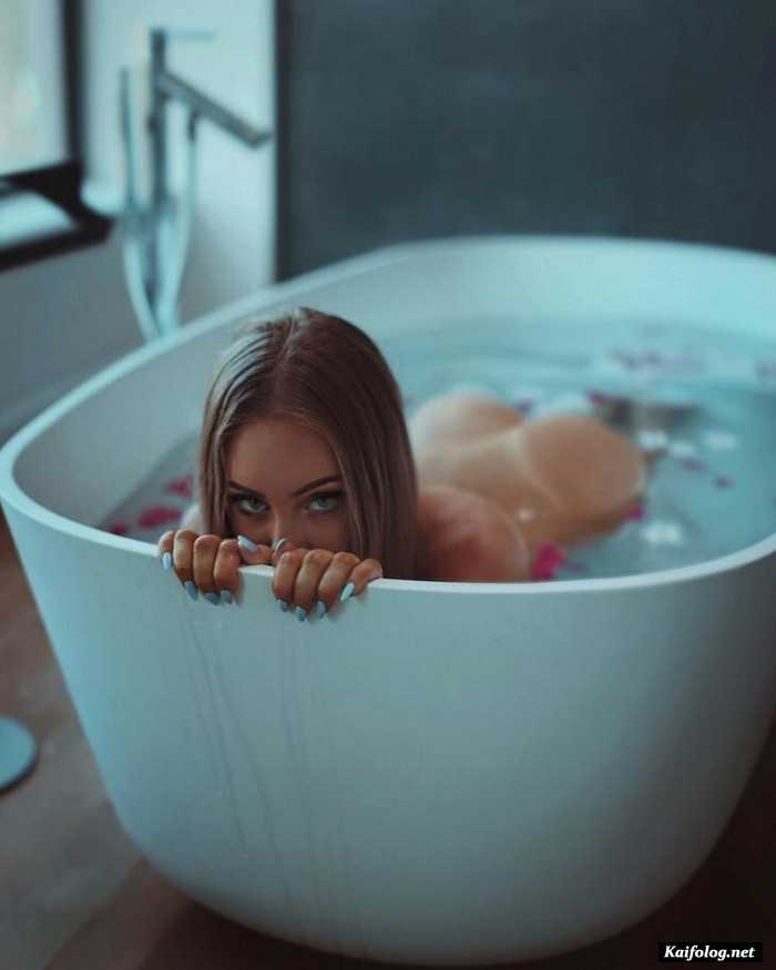 голая девка в ванной