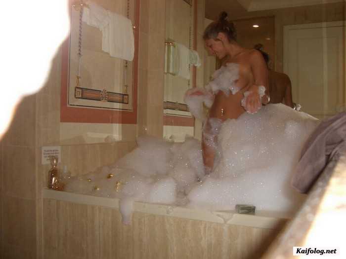 голая девушка в ванне