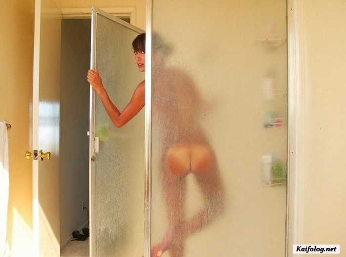 девушка в ванне голышом