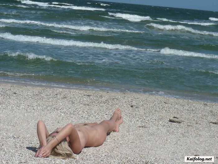 голая девушка загорает на пляже