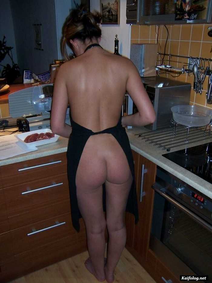 голышом на кухне