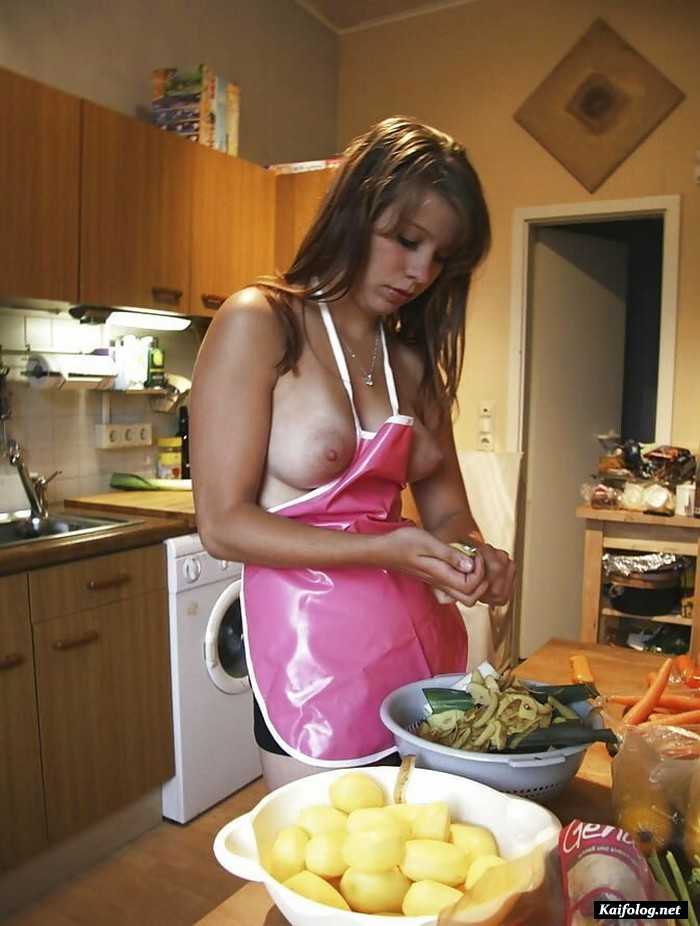 красивая девушка на кухне без одежды
