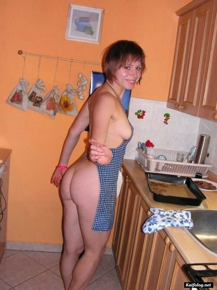 красивая девушка на кухне без одежды