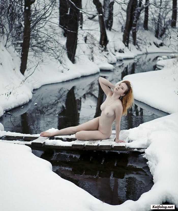 голая девушка на снегу