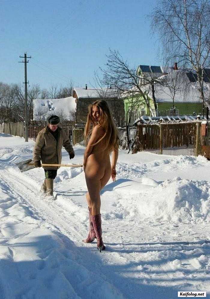 голая девушка на снегу