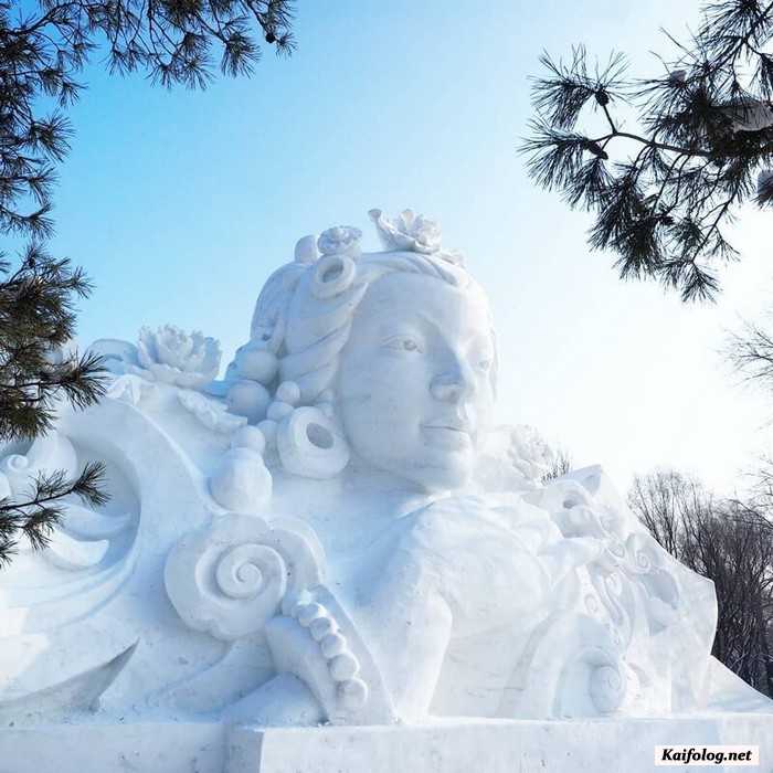скульптура из снега и льда