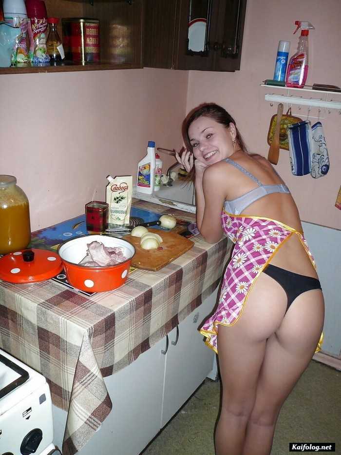 голенькая девушка на кухне