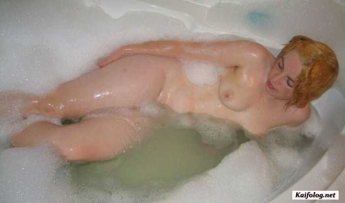 голая девушка в ванной комнате
