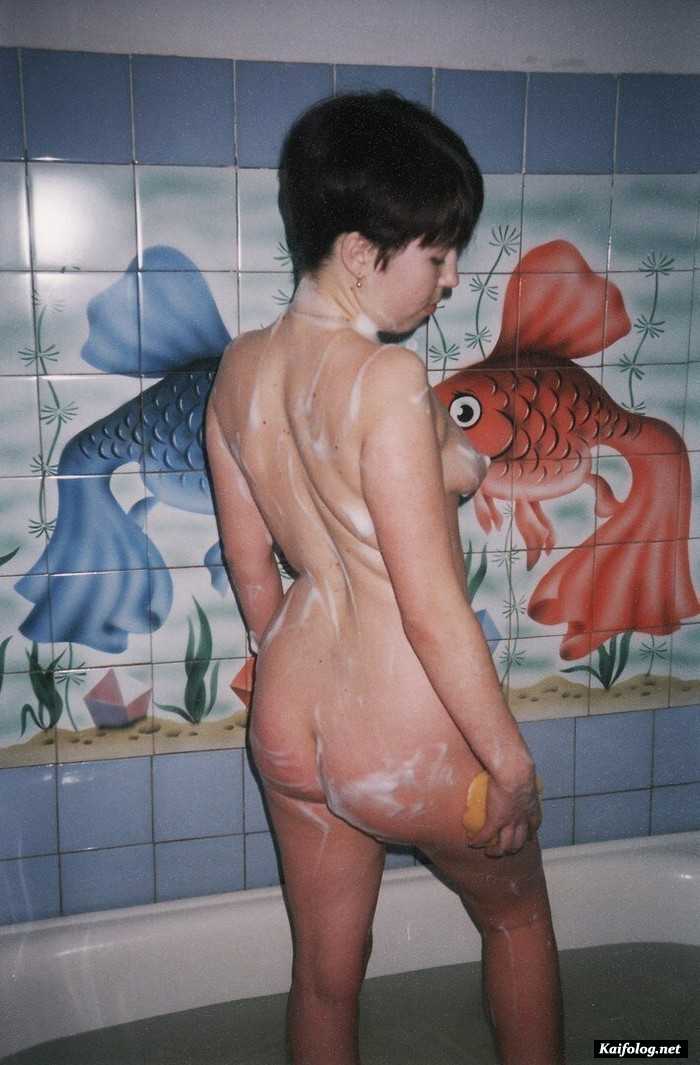 девушка голая в ванне
