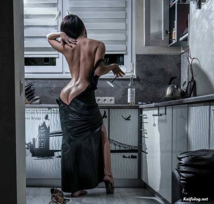 девчонка без одежды позирует на кухне