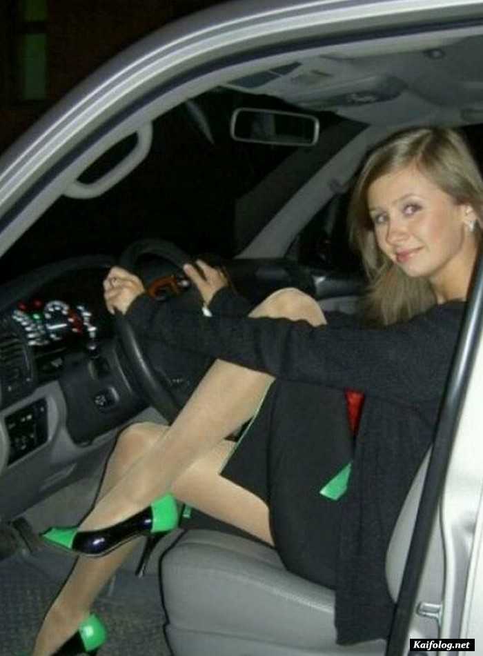 голая девушка и автомобиль