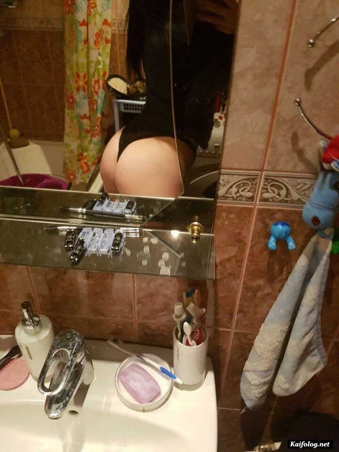 девушка фотографирует себя в зеркале голой
