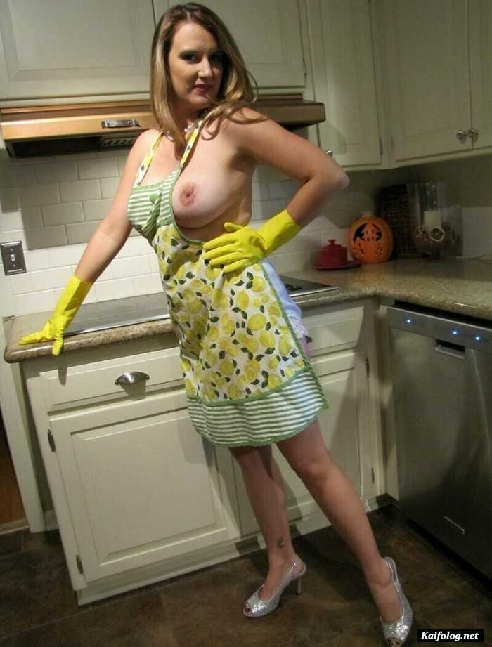 обнаженная домохозяйка на кухне