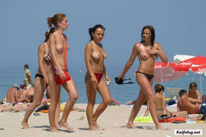 отдыхают голые девушки на пляже