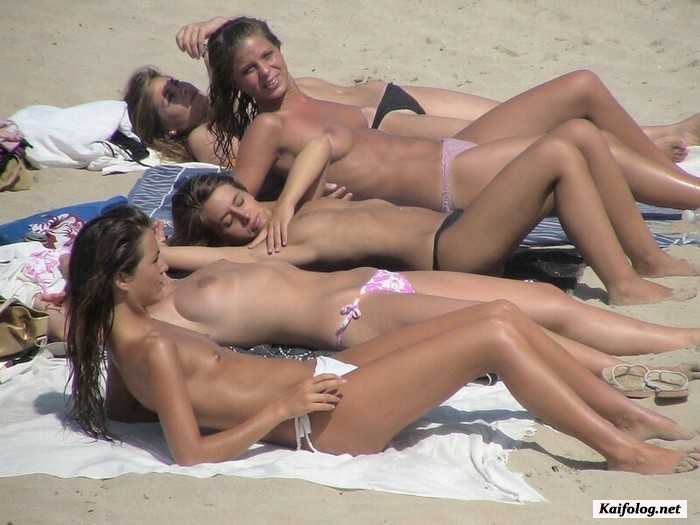 отдыхают голые девушки на пляже