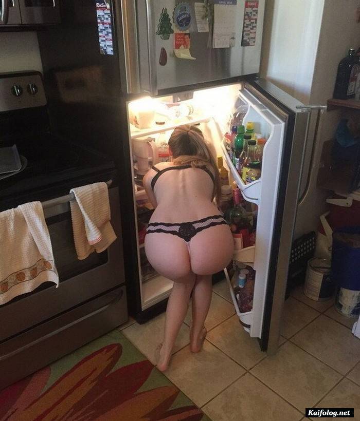 девушка без одежды на кухне