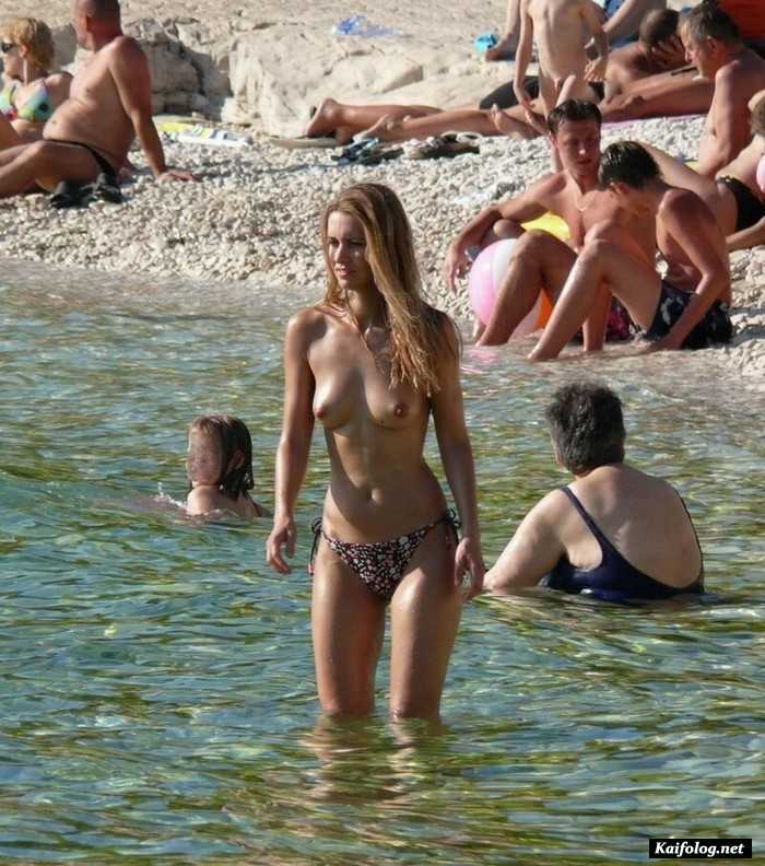 голая девушка на пляже