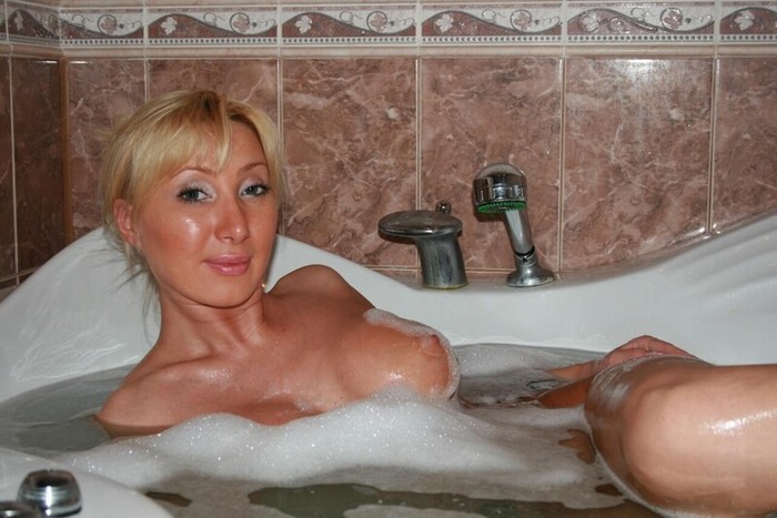 голая девушка в ванне