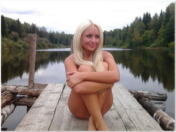 девушка голышом на природе