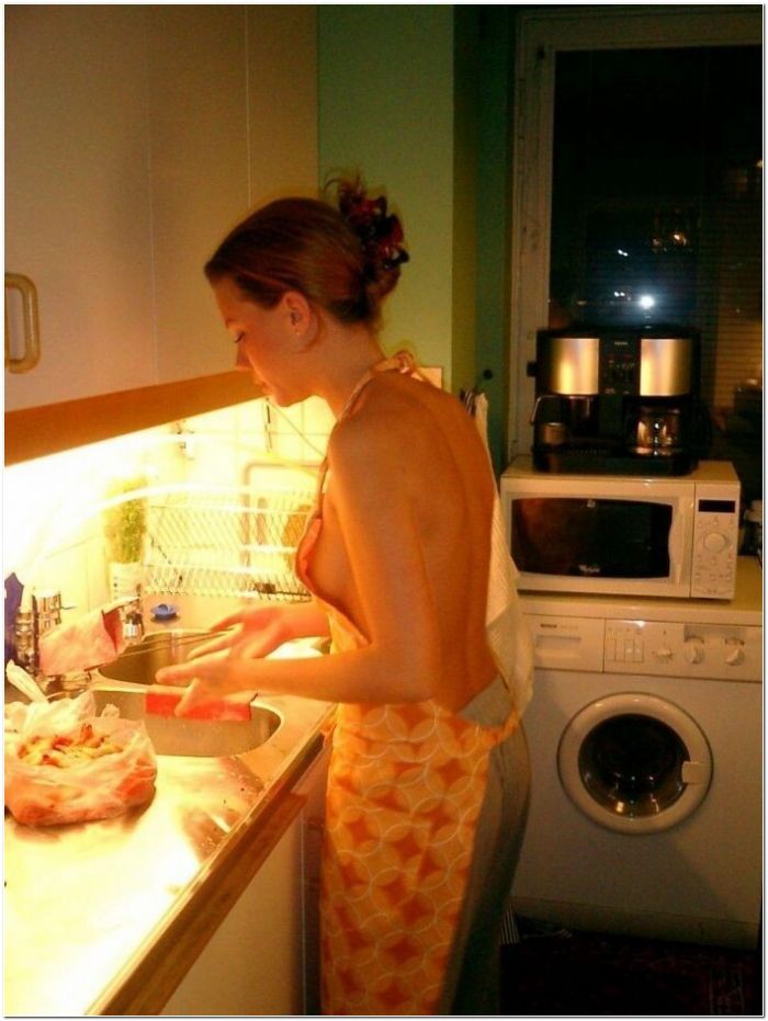 девушка на кухне