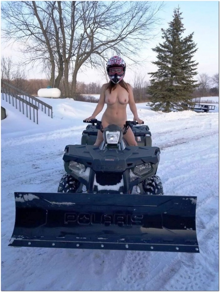 голышом на снегу