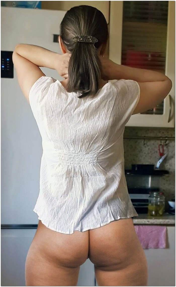 голышом на кухне