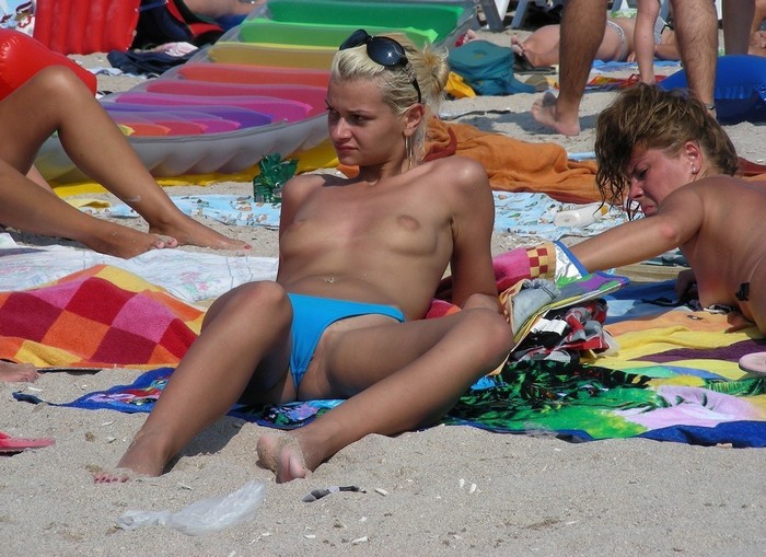 На пляже голышом